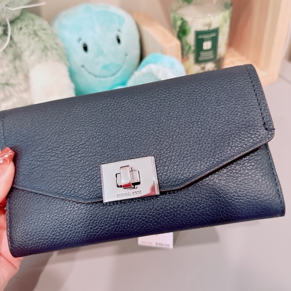 Michael Kors Cassie Large Trifold Wallet/NWT - Picture 2 of 8